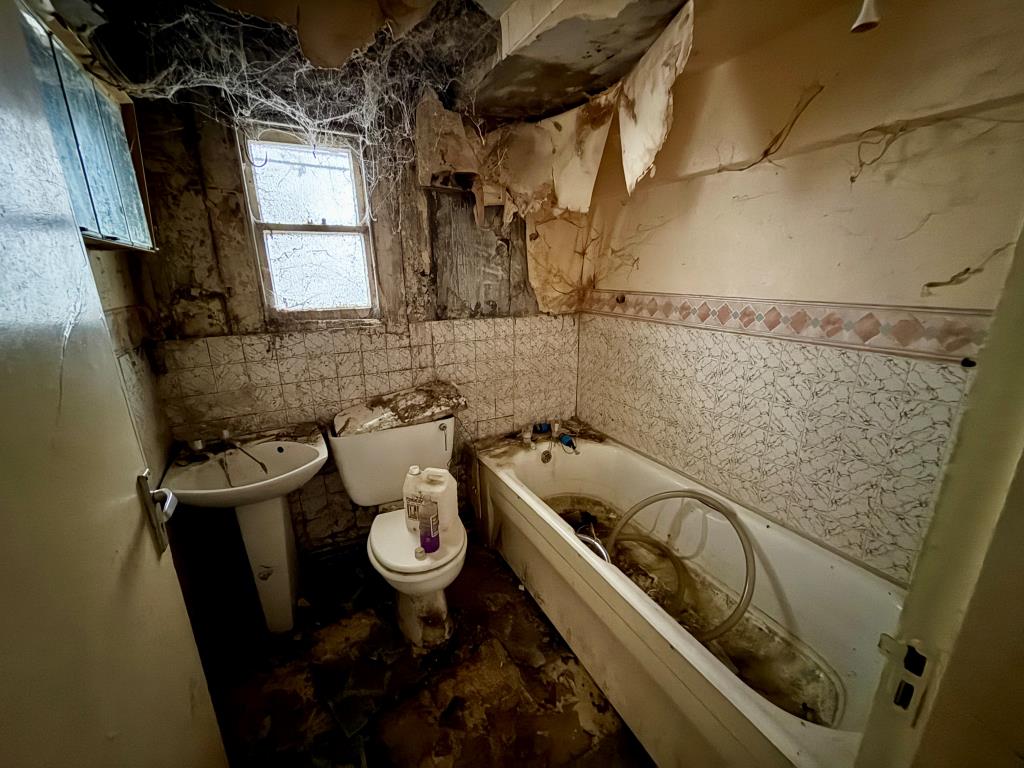 Lot: 94 - FLAT FOR COMPLETE REFURBISHMENT - Bathroom with W.C.